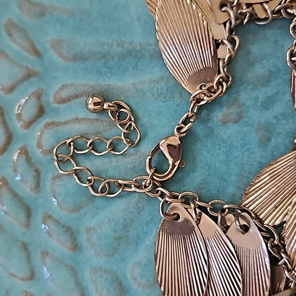 1/$5 or 3/$10 Vintage Gold-toned Feather/ Leaf Bracelet with lobster claw clasp. - Picture 4 of 8